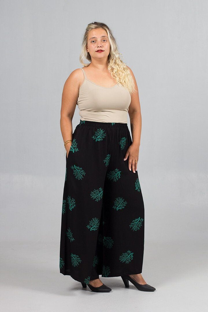Büyük Beden Yeşil Desenli Bol Paça Dokuma Viskon Pantolon – Yüksek Bel, Lastikli