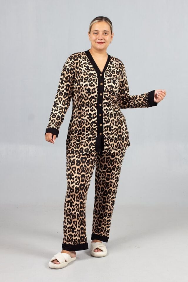 Büyük Beden Leopar Desenli Ön Düğmeli Viskon Penye Kadın Pijama Takımı