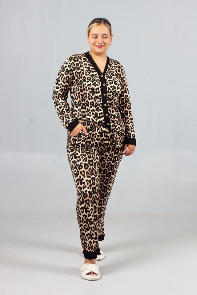 Büyük Beden Leopar Desenli Ön Düğmeli Viskon Penye Kadın Pijama Takımı