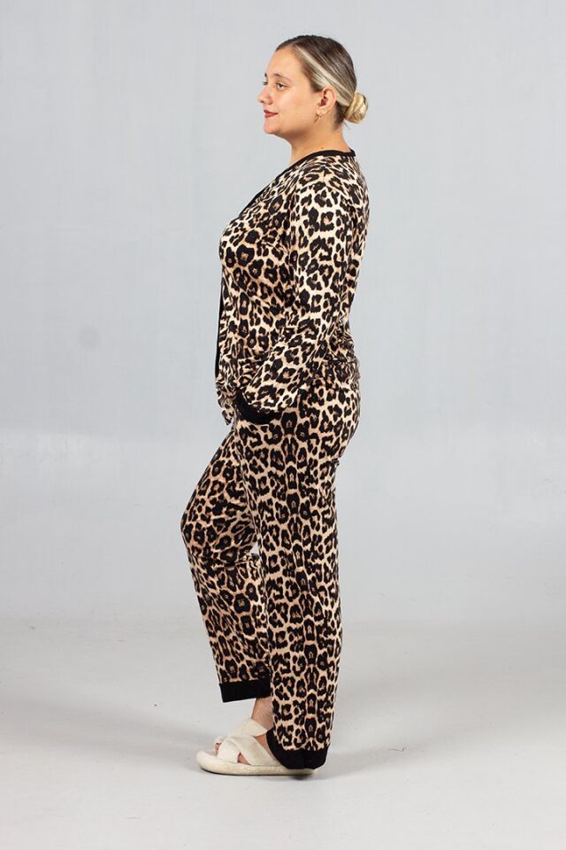 Büyük Beden Leopar Desenli Ön Düğmeli Viskon Penye Kadın Pijama Takımı