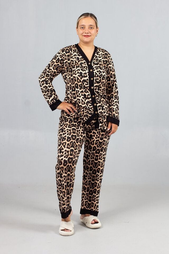 Büyük Beden Leopar Desenli Ön Düğmeli Viskon Penye Kadın Pijama Takımı