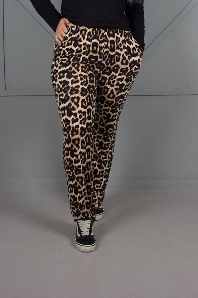 Alt Leopar Desenli Üst 3 Düğmeli Yumuşacık Likralı Viskon Pijama Takımı