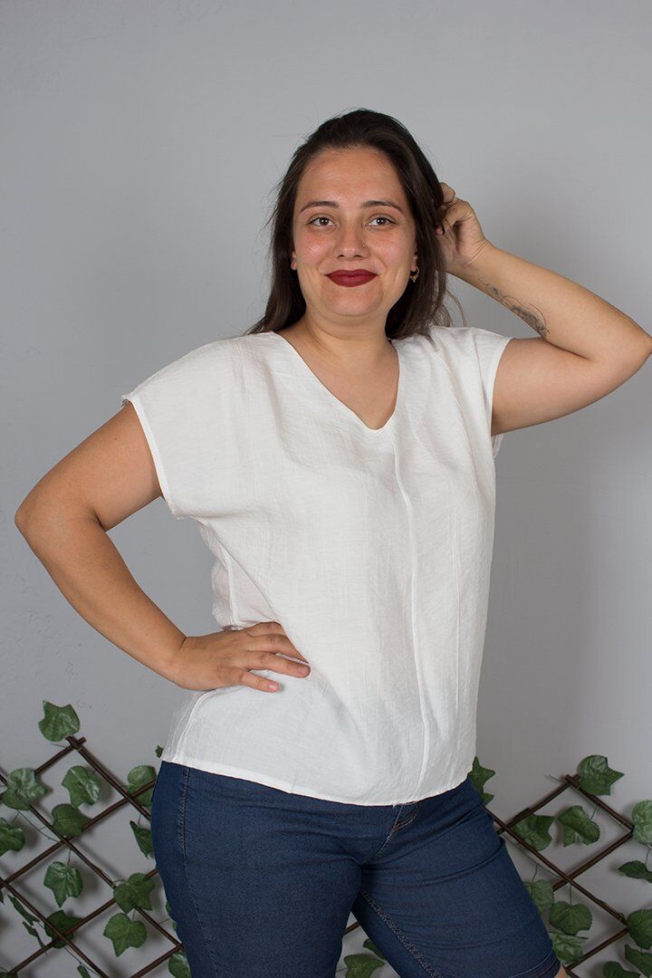 V Yaka Krep İpek Karışımı Tiril Tiril Beyaz Bluz – Şıklığın ve Rahatlığın Buluşması