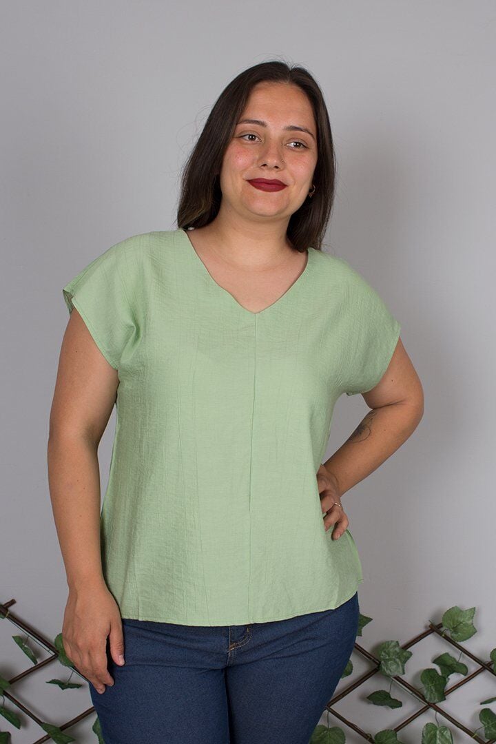 V Yaka Krep İpek Karışımı Tiril Tiril Yeşil Bluz – Şıklığın ve Rahatlığın Buluşması