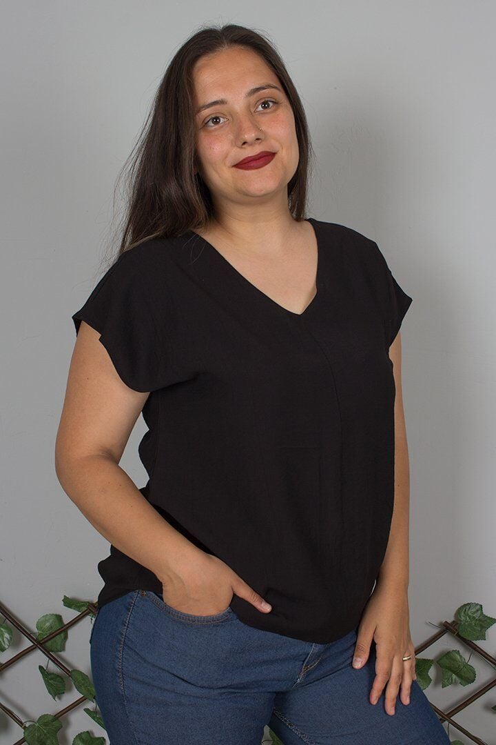 V Yaka Krep İpek Karışımı Tiril Tiril Siyah Bluz – Şıklığın ve Rahatlığın Buluşması