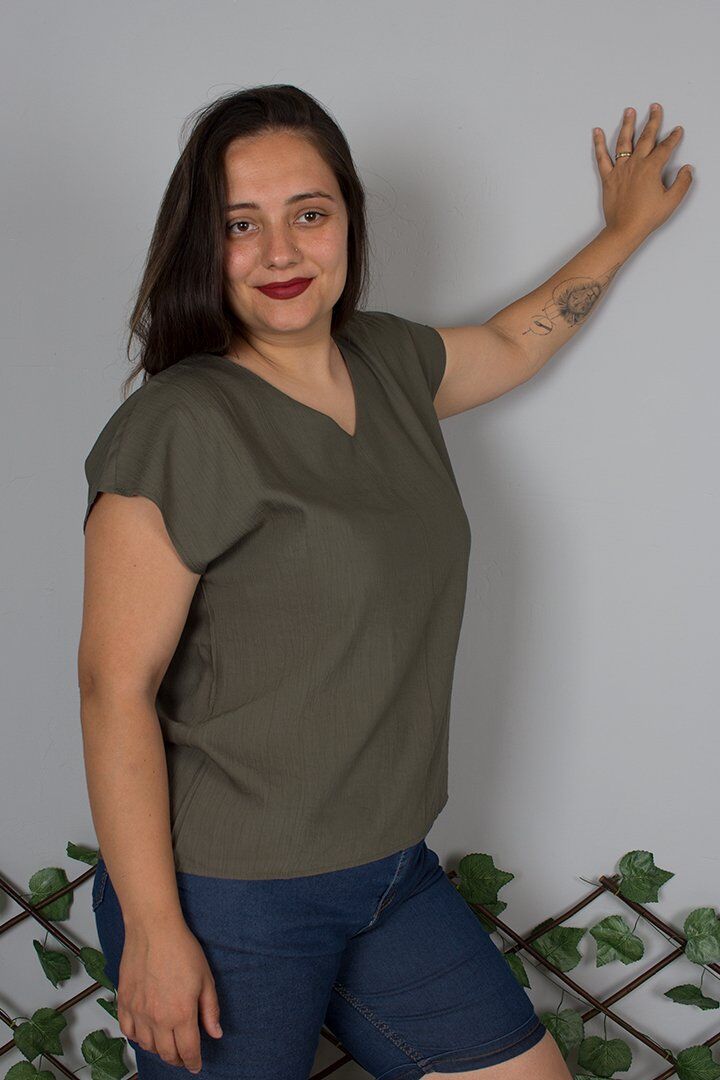 V Yaka Krep İpek Karışımı Tiril Tiril Haki Bluz – Şıklığın ve Rahatlığın Buluşması