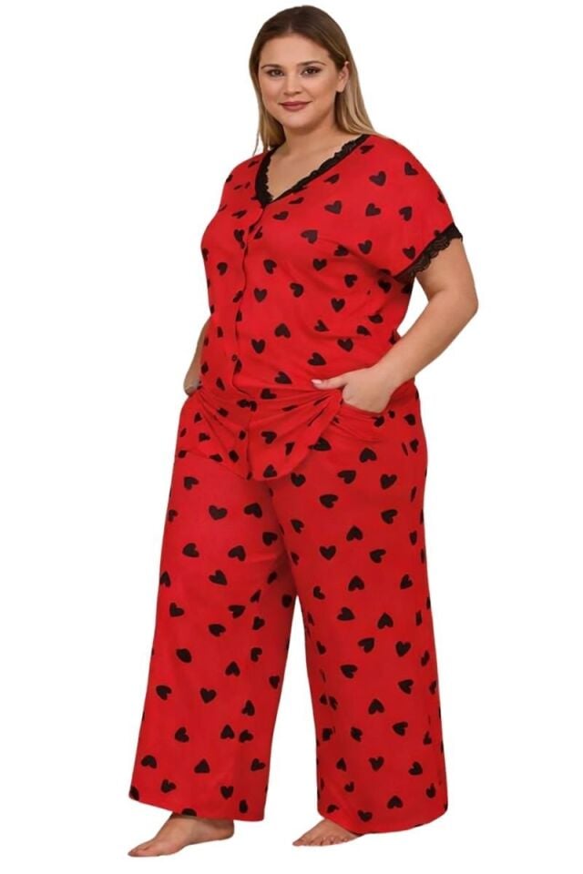 Kırmızı Kalp Baskılı Büyük Beden Pijama Takımı | Dantel Detaylı, Düğmeli Yaka