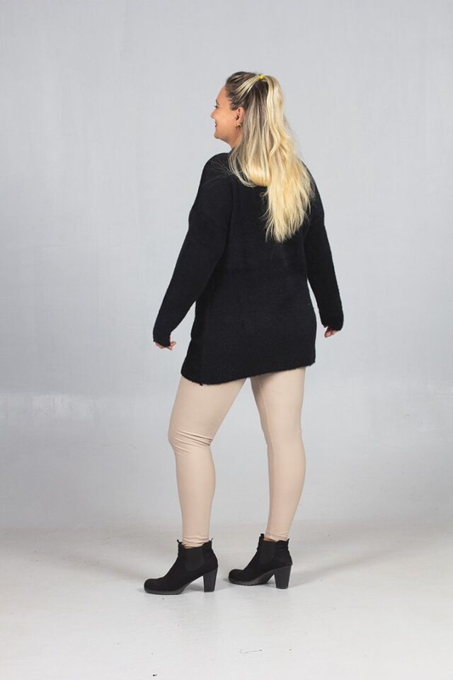 Zamansız Şıklık: Siyah Sakallı Yumoş Pamuklu Triko Kazak