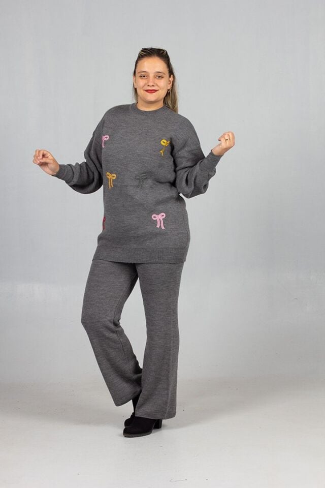 Konforlu Şıklık: 40-44 Beden Standart Kalıp Gri Kazak Pantolon Takım