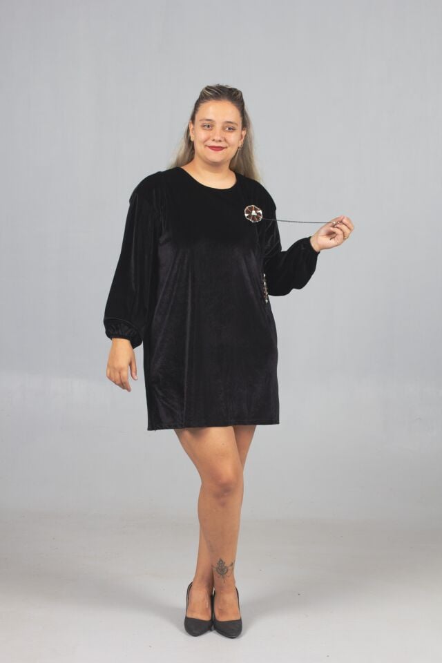 Kışın Gözdesi Siyah Kadife Şıklığı: Tarzınızla Fark Yaratın!