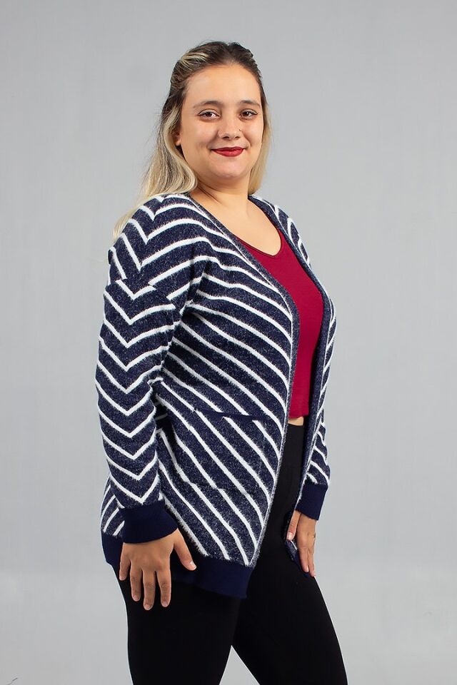 Zamansız Stil: Lacivert Çizgili ''Sakallı'' Triko Hırka Modelleri