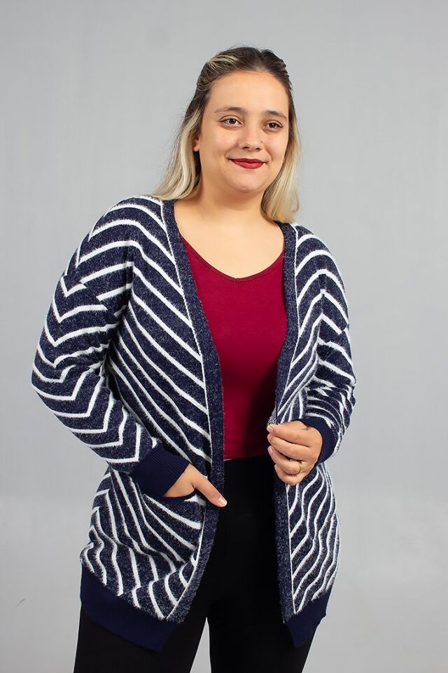 Zamansız Stil: Lacivert Çizgili ''Sakallı'' Triko Hırka Modelleri