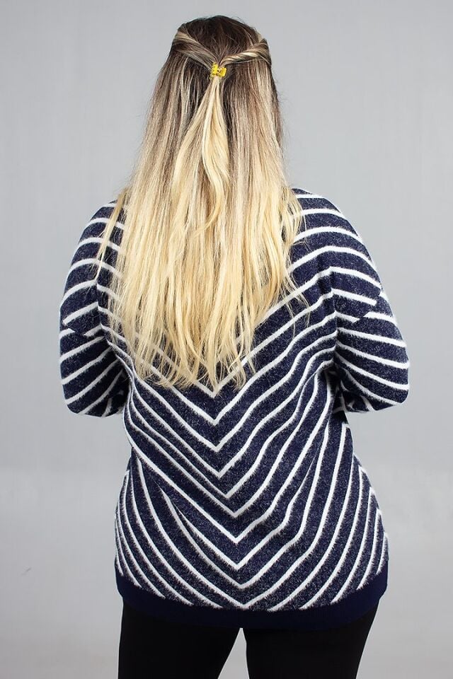 Zamansız Stil: Lacivert Çizgili ''Sakallı'' Triko Hırka Modelleri