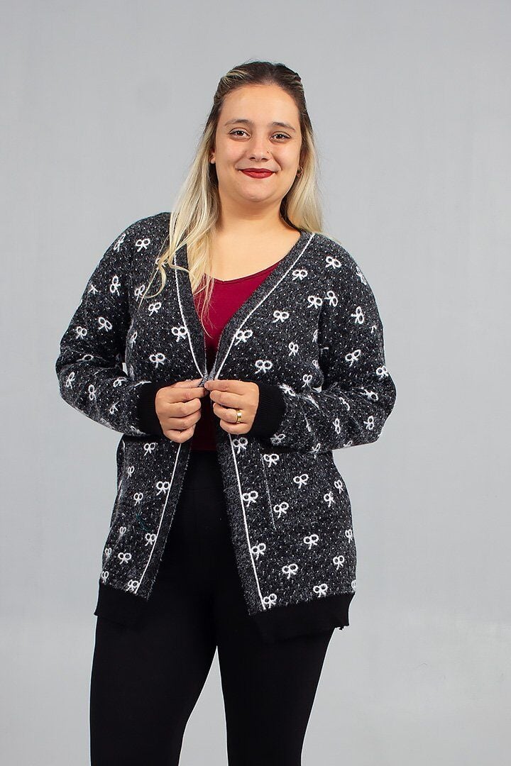 Siyah Sakallı Triko Hırka Asaletle Tarzınızı Zirveye Taşıyın!