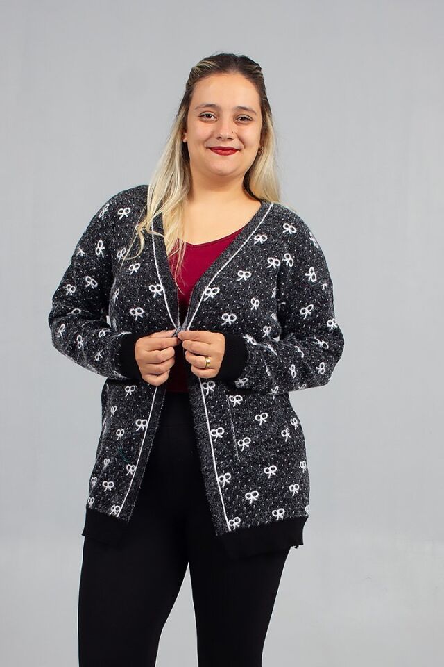 Siyah Sakallı Triko Hırka Asaletle Tarzınızı Zirveye Taşıyın!