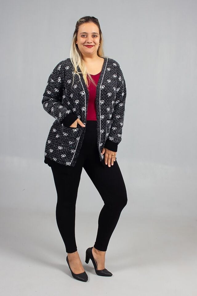 Siyah Sakallı Triko Hırka Asaletle Tarzınızı Zirveye Taşıyın!