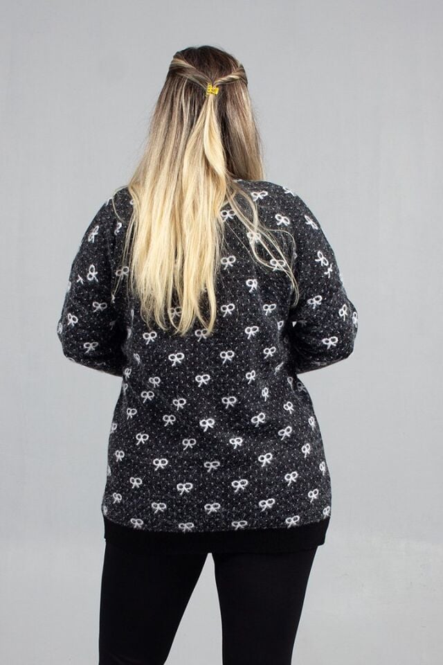 Siyah Sakallı Triko Hırka Asaletle Tarzınızı Zirveye Taşıyın!