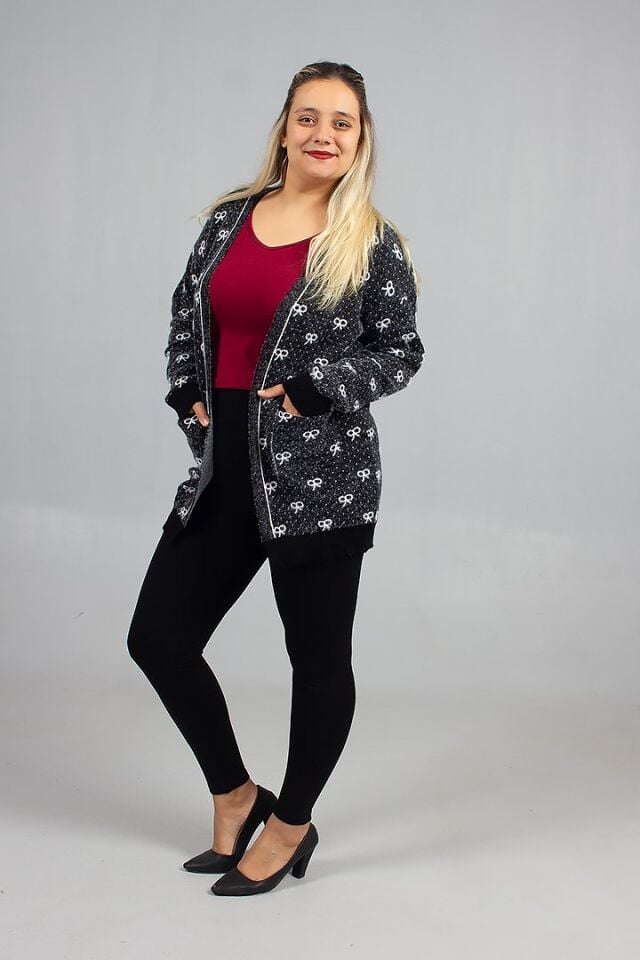 Siyah Sakallı Triko Hırka Asaletle Tarzınızı Zirveye Taşıyın!