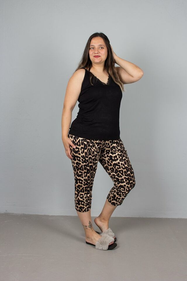 Büyük Beden Askılı Kaprili Alt Leoparlı Pijama Takım