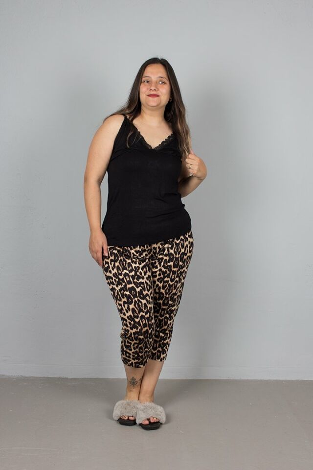 Büyük Beden Askılı Kaprili Alt Leoparlı Pijama Takım