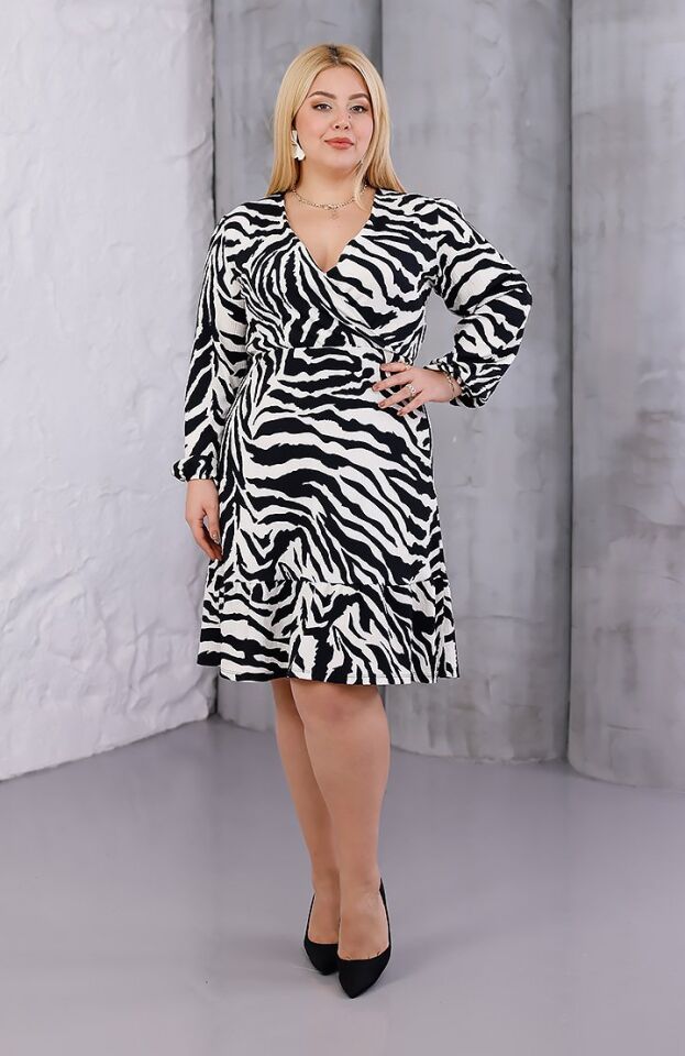 Büyük Beden Bürümcük Kumaş Kruvaze Yaka Zebra Desenli Diz Boyu Elbise