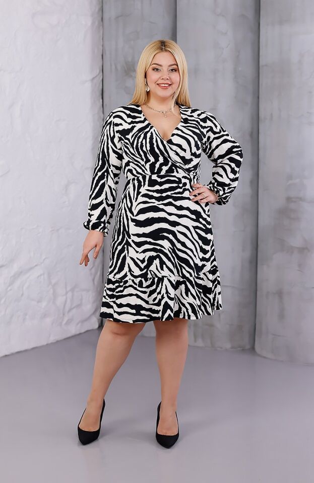 Büyük Beden Bürümcük Kumaş Kruvaze Yaka Zebra Desenli Diz Boyu Elbise