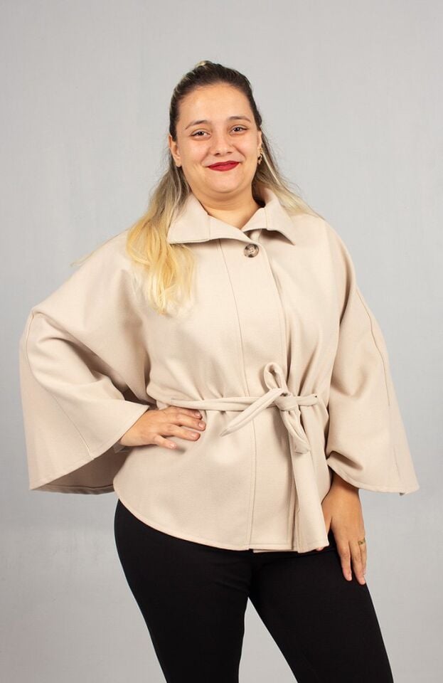 Kışın Aydınlığı: Krem Rengi Büyük Beden Kaşe Pelerin