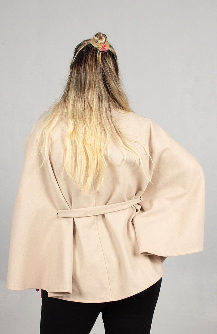 Kışın Aydınlığı: Krem Rengi Büyük Beden Kaşe Pelerin