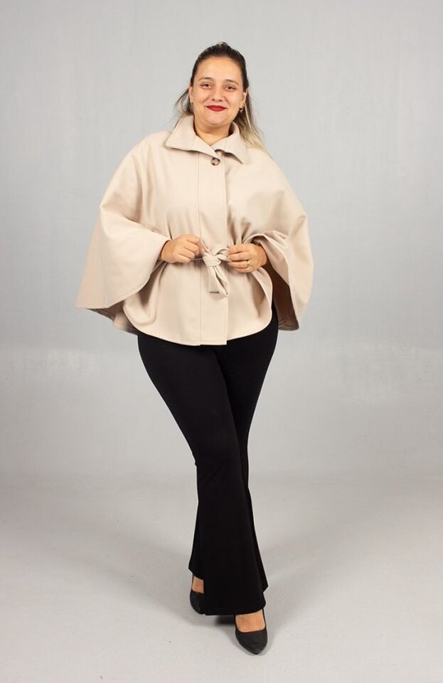 Kışın Aydınlığı: Krem Rengi Büyük Beden Kaşe Pelerin