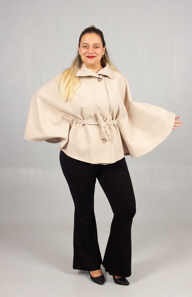 Kışın Aydınlığı: Krem Rengi Büyük Beden Kaşe Pelerin