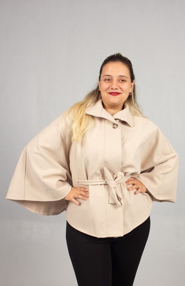 Kışın Aydınlığı: Krem Rengi Büyük Beden Kaşe Pelerin