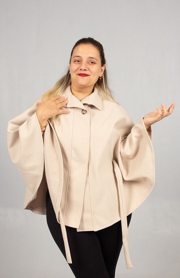 Kışın Aydınlığı: Krem Rengi Büyük Beden Kaşe Pelerin