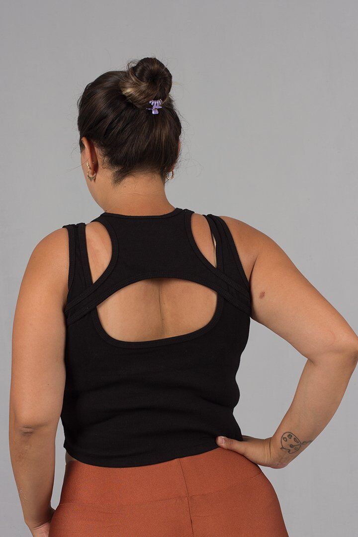 Büyük Beden Fitilli Siyah Crop Top: Tarz ve Rahatlık Bir Arada