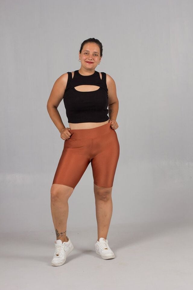 Büyük Beden Fitilli Siyah Crop Top: Tarz ve Rahatlık Bir Arada