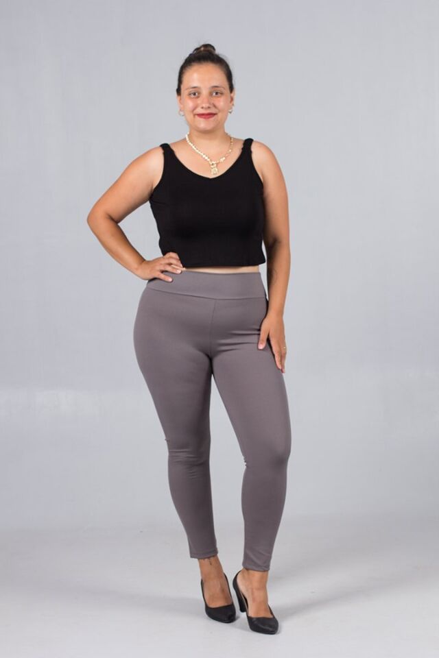 Büyük Beden Siyah Askılı Büzgülü Crop: Şıklık ve Rahatlığın Yeni Adresi