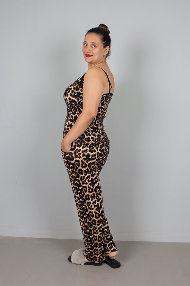 Konforun ve Şıklığın Buluştuğu Leopar Ayarlanabilir Askılı Pijama Takımı