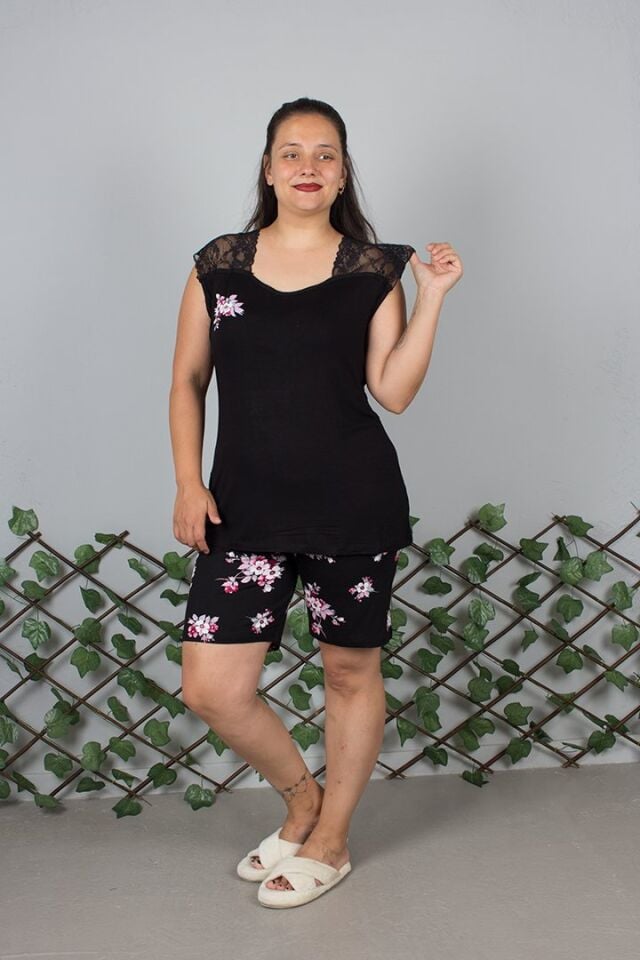 Omuz Dantel Detaylı, Çiçek Desenli Siyah Şortlu Pijama Takımı Büyük Beden Şıklığı