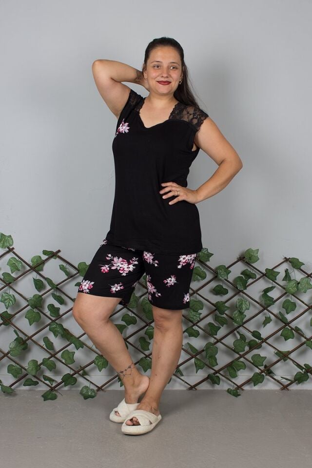 Omuz Dantel Detaylı, Çiçek Desenli Siyah Şortlu Pijama Takımı Büyük Beden Şıklığı