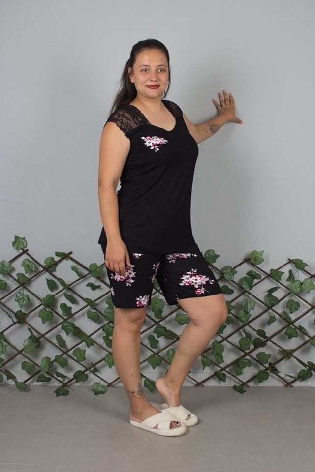Omuz Dantel Detaylı, Çiçek Desenli Siyah Şortlu Pijama Takımı Büyük Beden Şıklığı