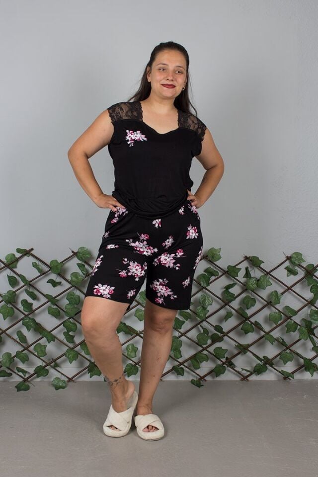 Omuz Dantel Detaylı, Çiçek Desenli Siyah Şortlu Pijama Takımı Büyük Beden Şıklığı