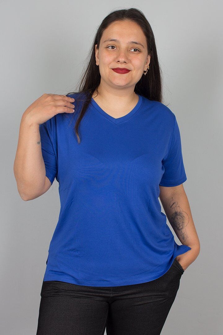 Saks V Yaka Likralı Viskon Tişört – Rahat, Şık ve Nefes Alan Kumaş