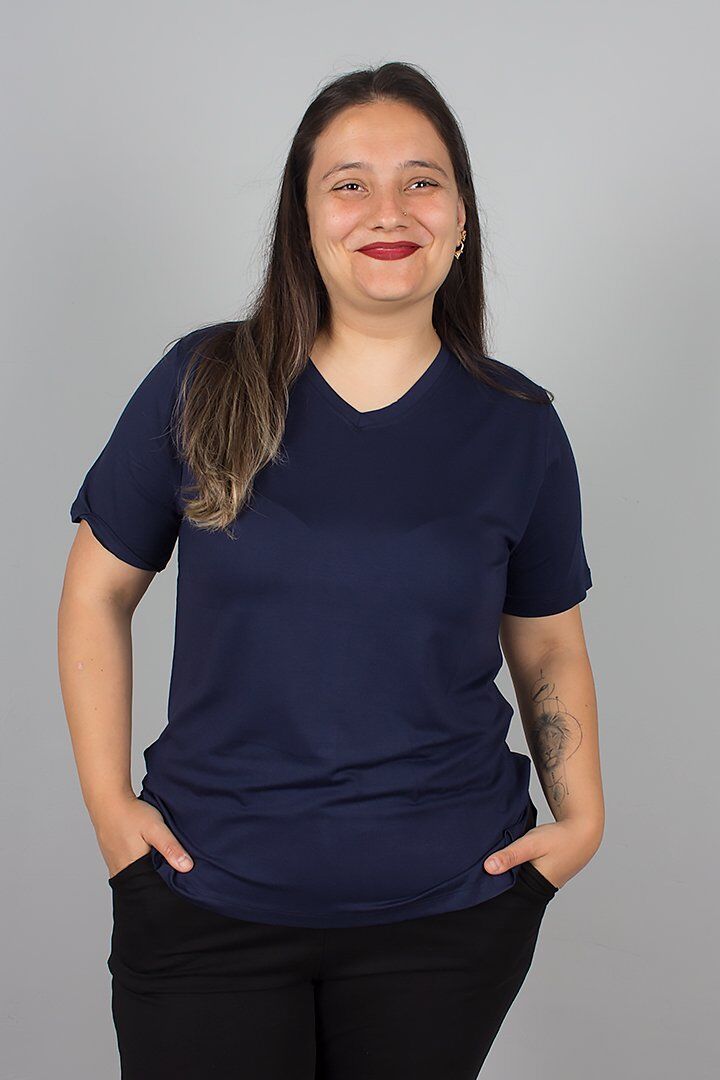 Lacivert V Yaka Likralı Viskon Tişört – Rahat, Şık ve Nefes Alan Kumaş