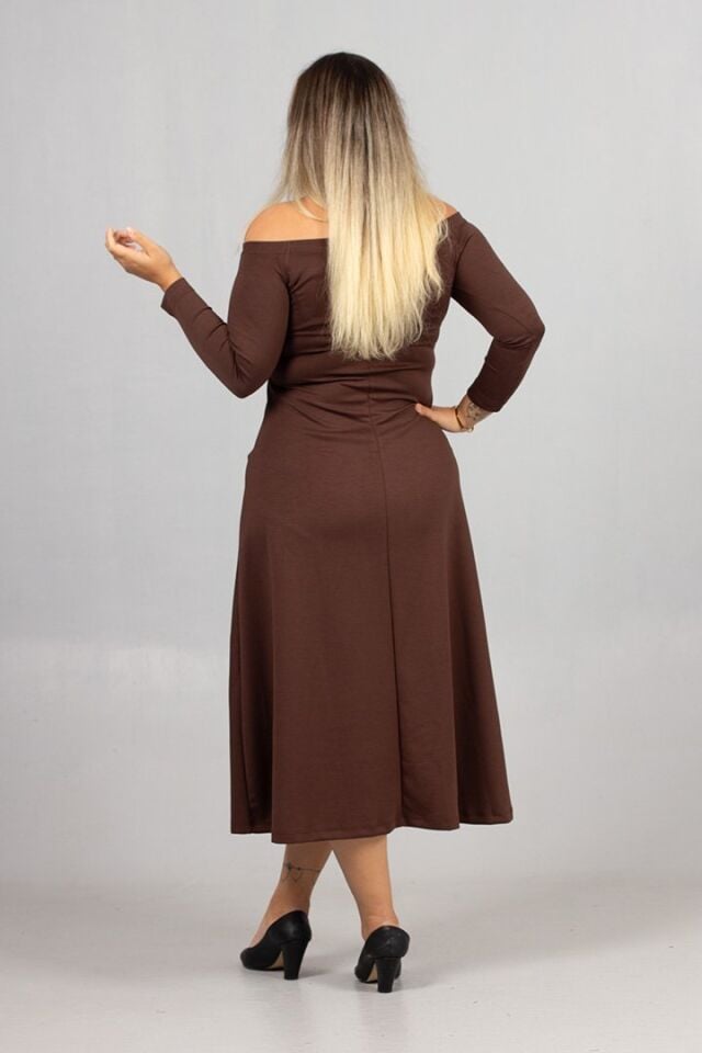 Büyük Beden Madonna Yaka Yırtmaçlı Modal Penye Elbise Kahverengi