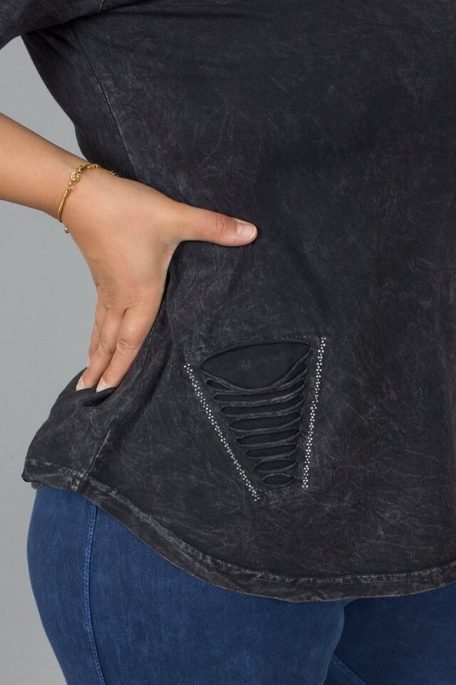 Siyah V Yaka Omuz Detaylı Taşlı Yıkamalı Pamuklu Bluz – Şık ve Rahat Tasarım