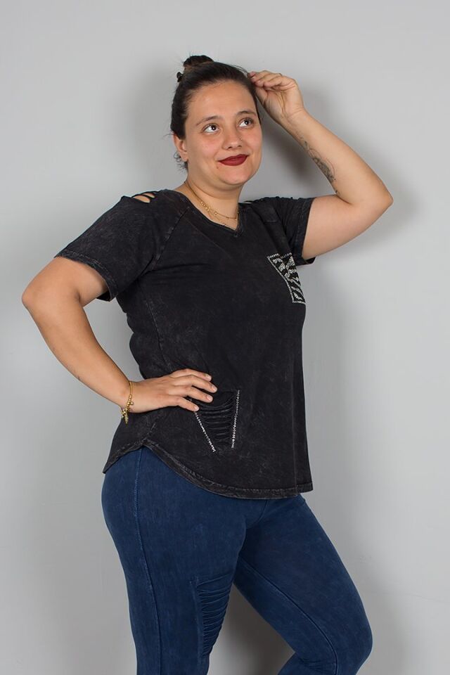 Siyah V Yaka Omuz Detaylı Taşlı Yıkamalı Pamuklu Bluz – Şık ve Rahat Tasarım