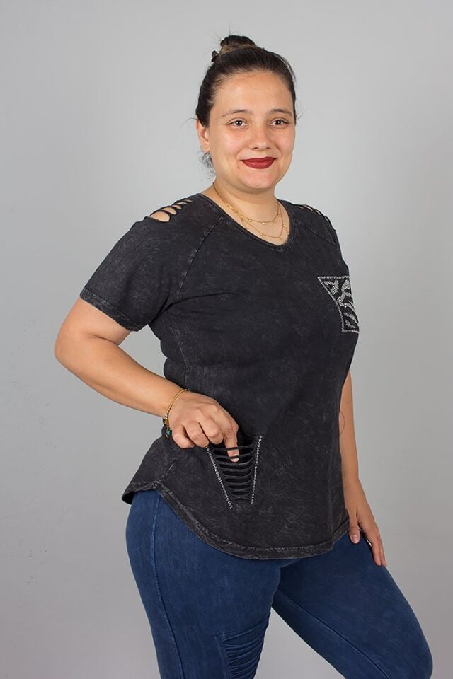 Siyah V Yaka Omuz Detaylı Taşlı Yıkamalı Pamuklu Bluz – Şık ve Rahat Tasarım