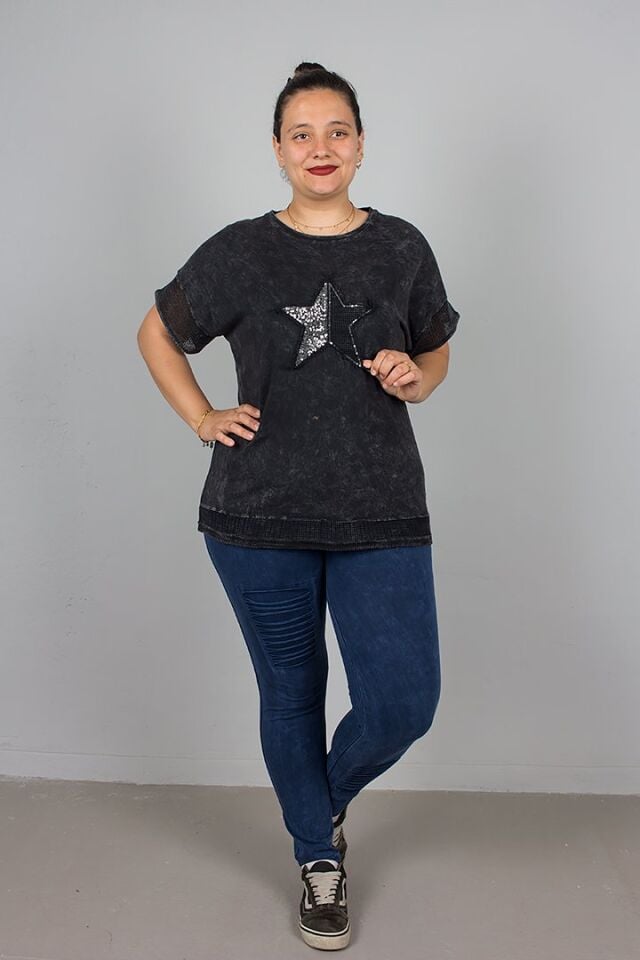 Siyah V Yaka Omuz Detaylı Taşlı Yıkamalı Pamuklu Bluz – Şık ve Rahat Tasarım