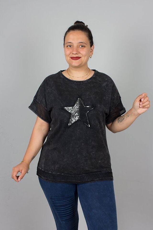 Siyah V Yaka Omuz Detaylı Taşlı Yıkamalı Pamuklu Bluz – Şık ve Rahat Tasarım