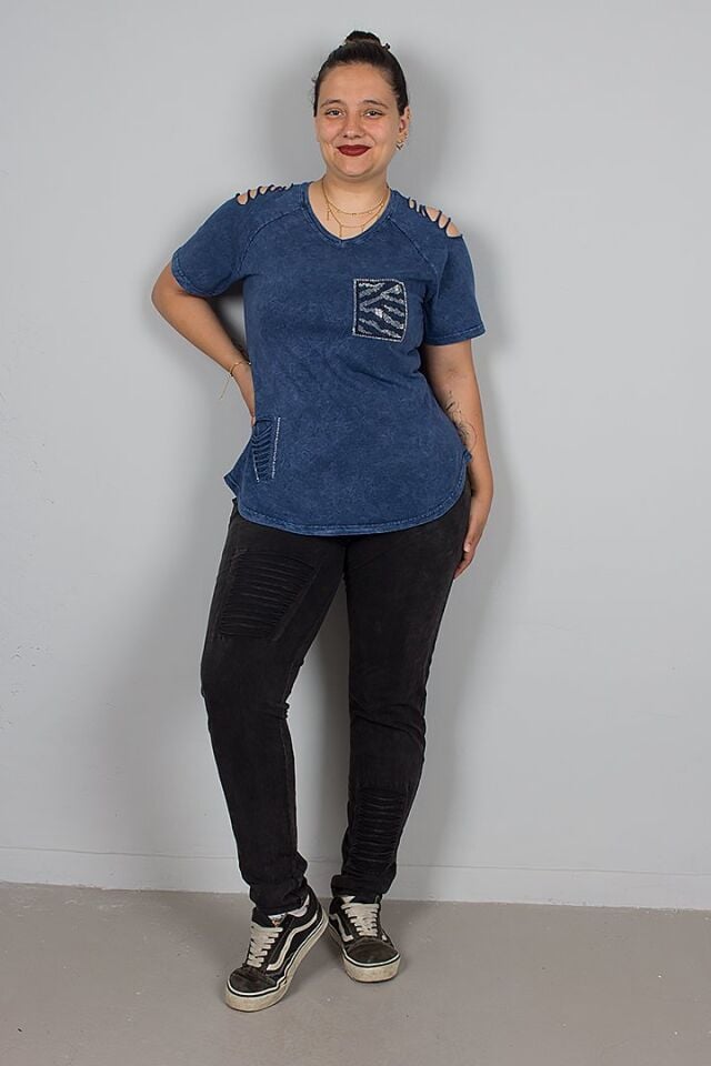 Lacivert V Yaka Omuz Detaylı Taşlı Yıkamalı Pamuklu Bluz – Şık ve Rahat Tasarım