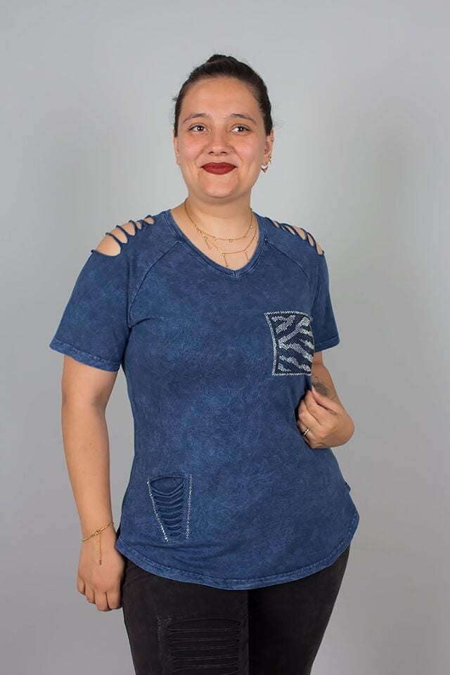 Lacivert V Yaka Omuz Detaylı Taşlı Yıkamalı Pamuklu Bluz – Şık ve Rahat Tasarım